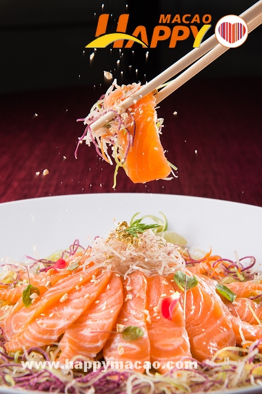 Ying_Fresh_Salmon_and_Sweet_Shrimps_Tossed_with_Vegetable_Julienne_