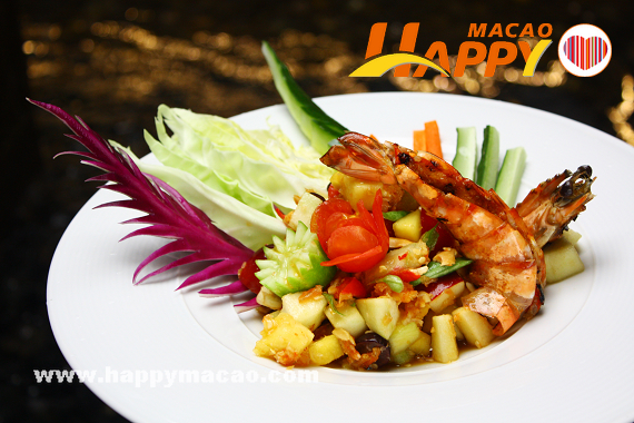 Northeast_style_spicy__sour_mix_fruit_salad_with_grilled_prawn
