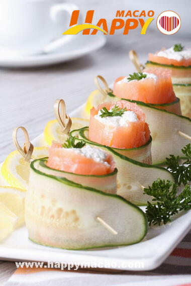 _Smoked_Salmon_with_Cream_Cheese_and_Cucumber_1_1